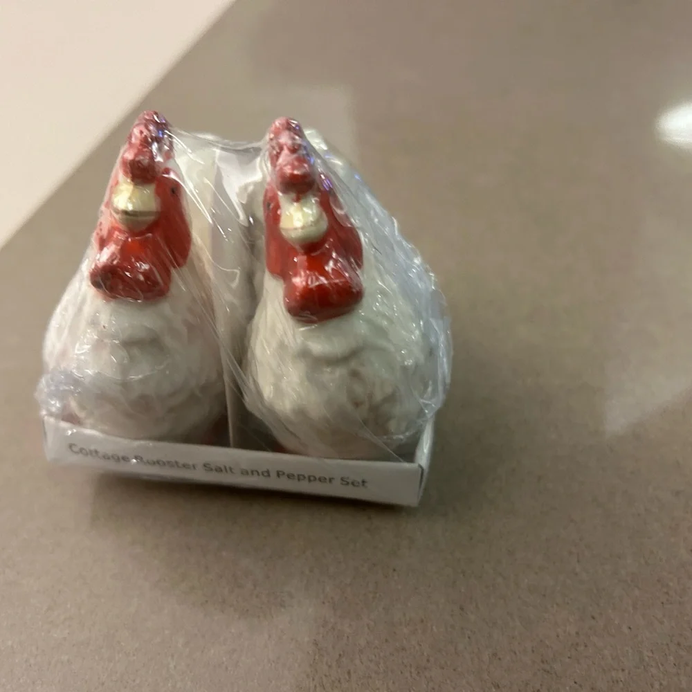 Cottage rooster, salt and pepper set no damages very nice